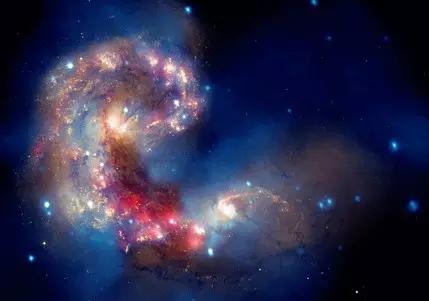 玄鸟星系之一： 星系撞击与潮汐尾
